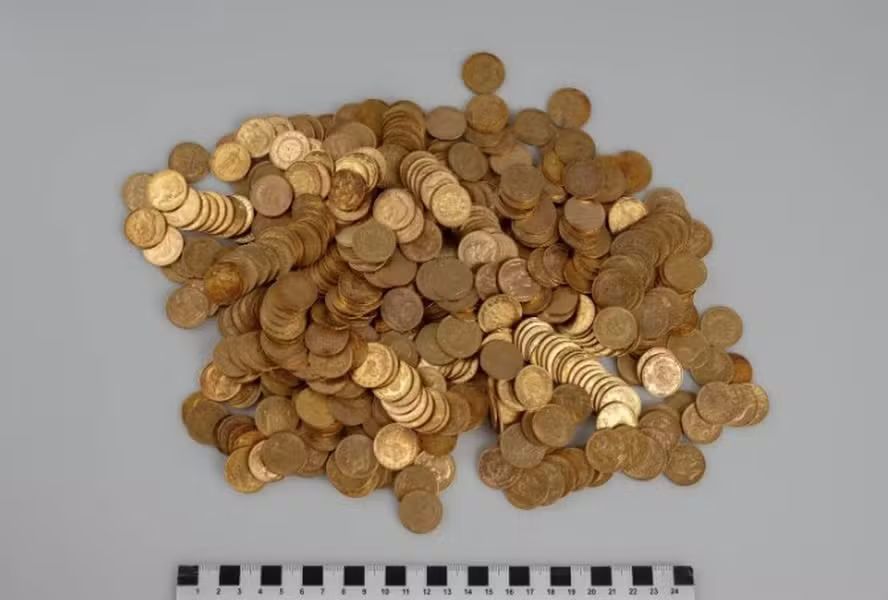 Alpinistas encontram caixa com moedas de ouro e joias avaliadas em R$ 2 milhões durante expedição