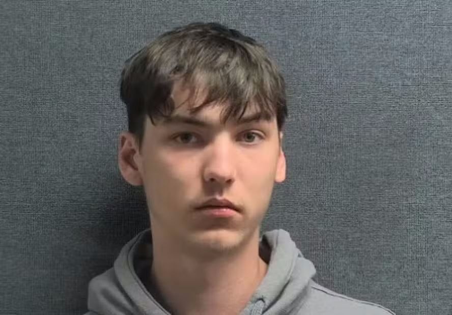 Pai atira contra jovem nu que estava no quarto de sua filha adolescente