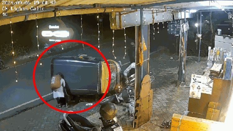 Jovem levanta, sozinha, veículo que caiu sobre sua mãe na Índia