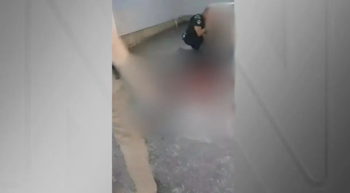 Homem é baleado por bombeiro após tentar pular catraca do metrô na Estação da Luz, em SP