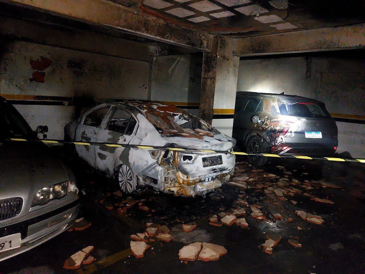 Carro pega fogo em prédio de Minas, atinge BMW, Creta e 40 moradores são retirados às pressas; veja vídeo