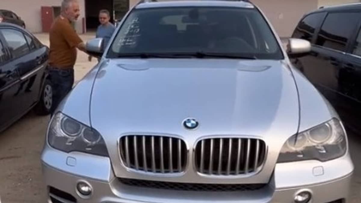 BMW X5 é vendida por R$ 14 mil em leilão: 'inacreditável', diz brasileiro; assista