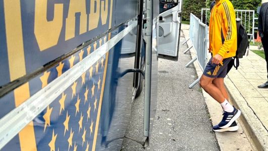 Jogador do Boca Juniors a caminho de ônibus antes de jogo em 2025