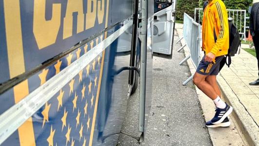 Jogador do Boca Juniors a caminho de ônibus antes de jogo em 2025