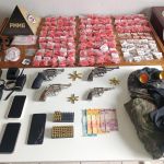 Operação policial apreende armas e drogas e leva 5 pessoas para a delegacia