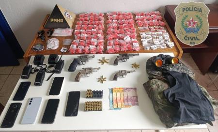 Quase mil porções de drogas prontas para a venda foram apreendidas na operação