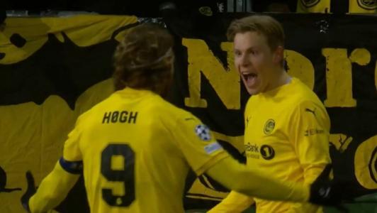Hauge e Hogh celebram gol dos noruegueses