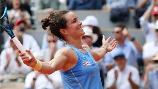 Lois Boisson comemora vitória sobre Mirra Andreeva em Roland Garros 2025