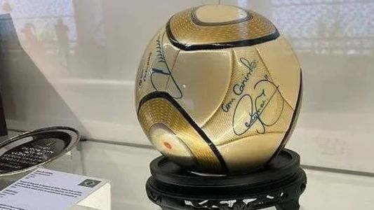 Bola autografada por Neymar foi doada ao Congresso Nacional em 2002
