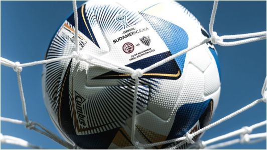 Bola da final da Copa Sul-Americana, entre Lanús e Atlético