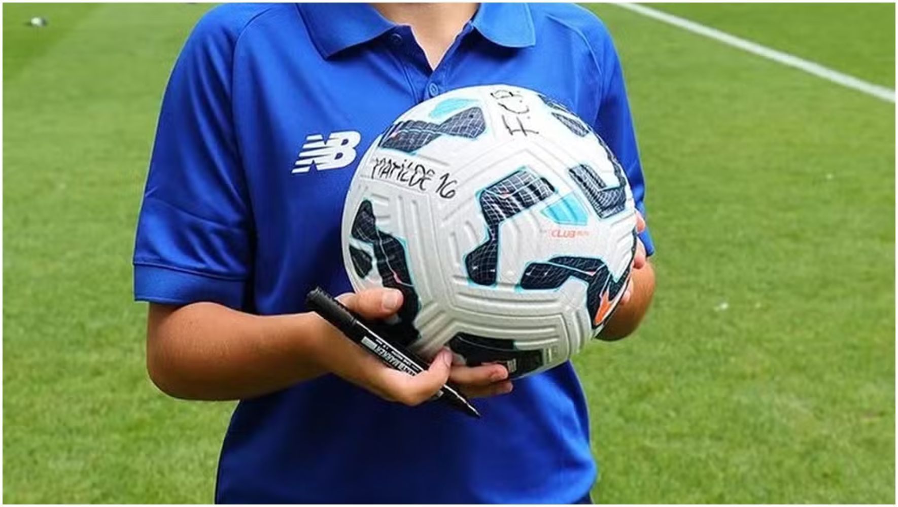 Porto coloca bola do primeiro gol do time feminino à venda, e valor surpreende