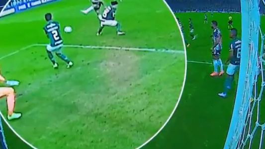 Bola tocou no braço de Marcos Rocha após chute de Hulk