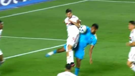 Bola tocou no cotovelo de Beraldo, mas Wilton Pereira Sampaio não marcou pênalti