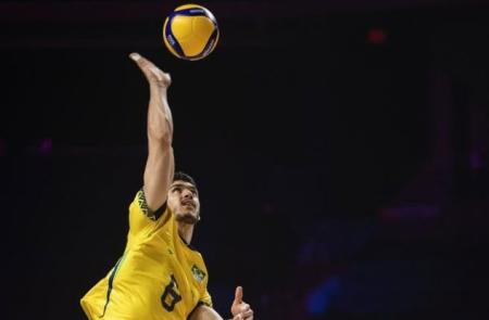 Henrique Honorato em lance de jogo da Seleção Brasileira pela Liga das Nações Masculina de vôlei