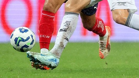 Disputa de bola durante jogo entre Bahia e Botafogo no Brasileirão de 2025