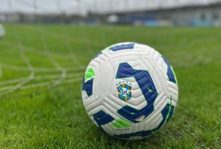 Bola do Campeonato Brasileiro de 2025 em treino do Grêmio