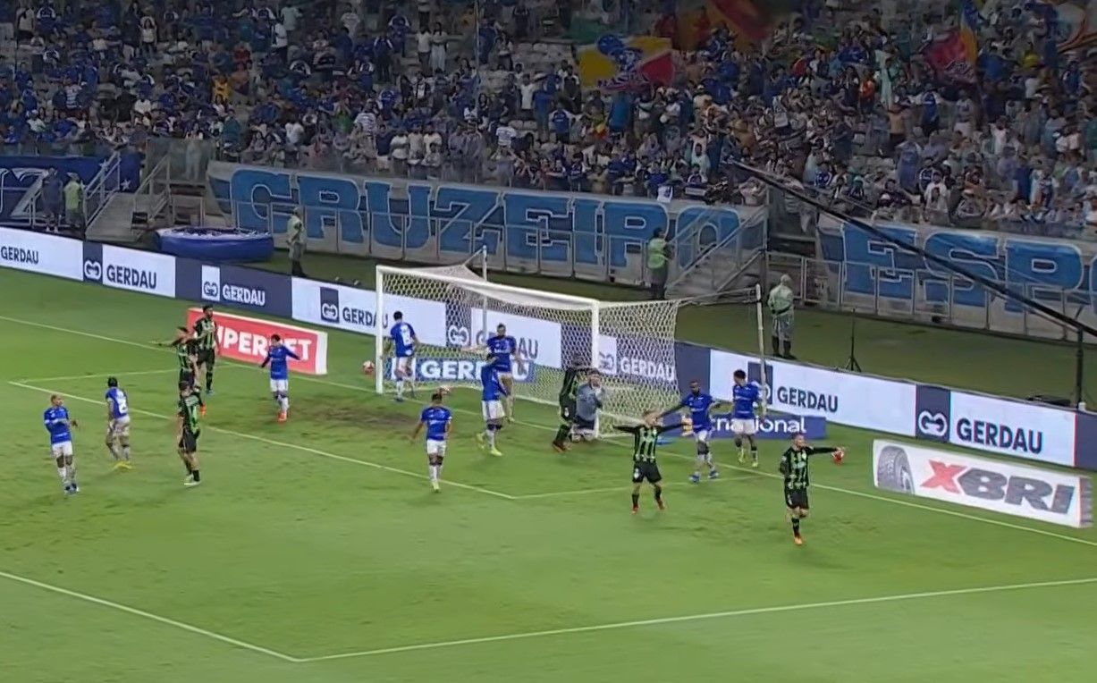 Cruzeiro x América: bola 'fura' rede do Mineirão e engana torcedores
