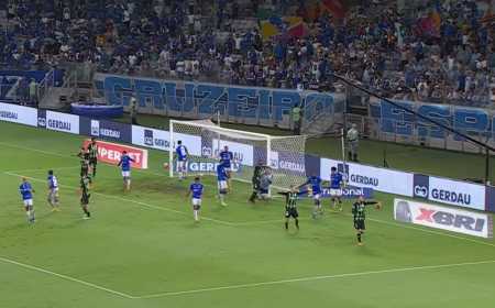 Bola dentro do gol após 'furar' a rede em Cruzeiro x América, pelo Mineiro 2026