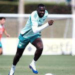 Bolasie, do Cruzeiro, reage à vitória do Flamengo sobre o Chelsea