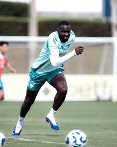Bolasie, atacante do Cruzeiro, tem usado as redes sociais para comentar sobre os clubes brasileiros no Mundial de Clubes da Fifa