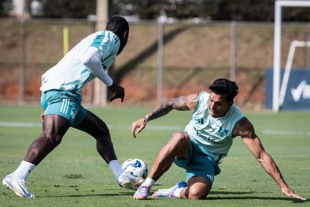 Bolasie e Romero em lance durante treinamento na Toca da Raposa II