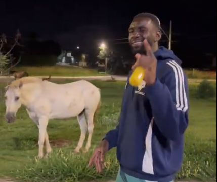 Bolasie surpreende e conversa com cavalo ao celebrar vitória do Cruzeiro; assista