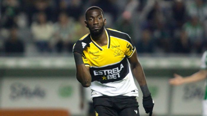 Yannick Bolasie, atacante congolês, em comemoração de gol pelo Criciúma, em julho de 2024