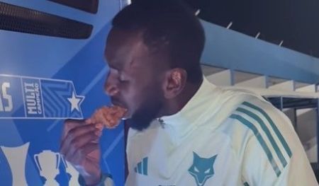 Bolasie em gravação ao lado de influenciadores franceses