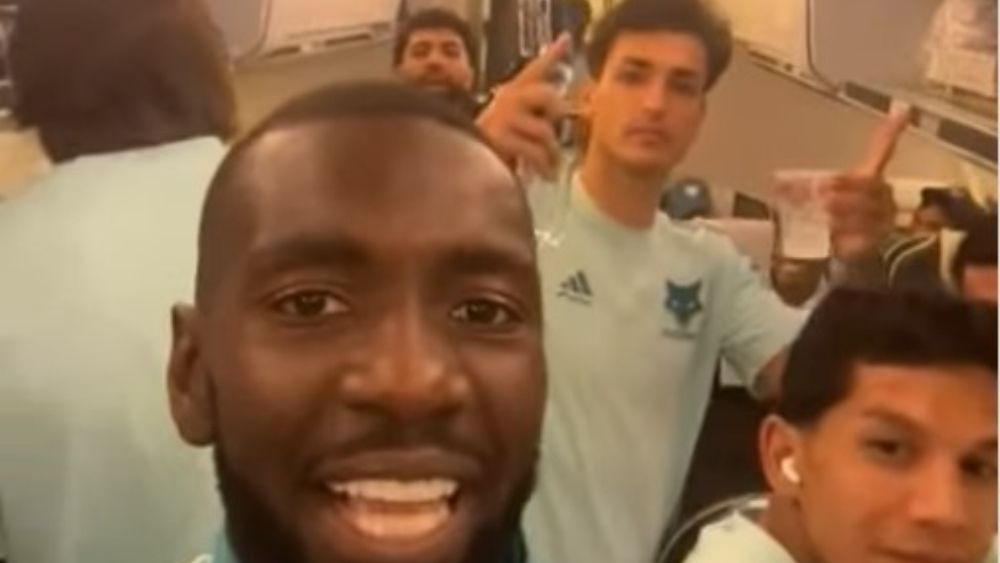 Bolasie posta vídeo com elenco em avião ao celebrar classificação do Cruzeiro