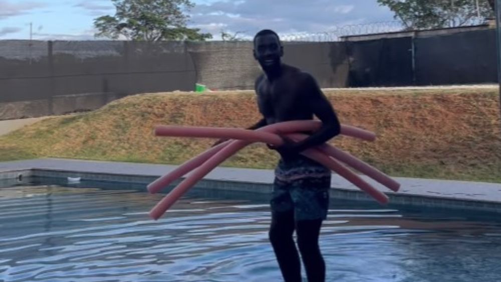 Cruzeiro: Bolasie curte Carnaval de BH em piscina e ao som de GPS do Olodum