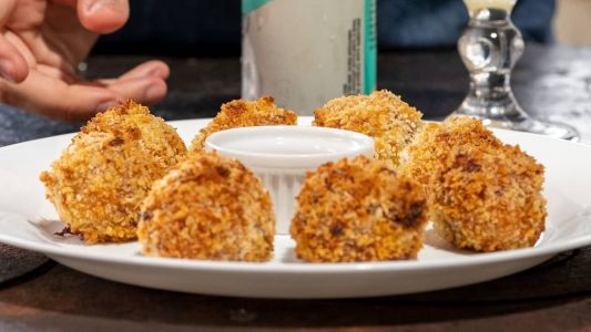 Bolinho de carne seca com queijo coalho