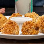 Bolinho de carne seca com queijo coalho