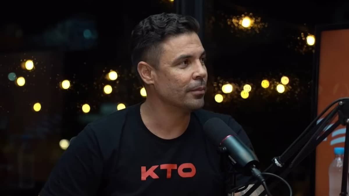 Ex-zagueiro de clube mineiro 'molhava a mão no xixi' e passava no adversário, revela ídolo do Inter