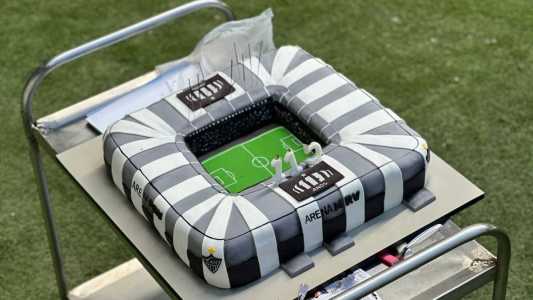 Bolo pelo aniversário do Galo tem formato da Arena MRV