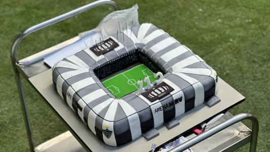 Bolo pelo aniversário do Galo tem formato da Arena MRV
