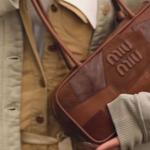 Bolsa marrom vira destaque no street style
