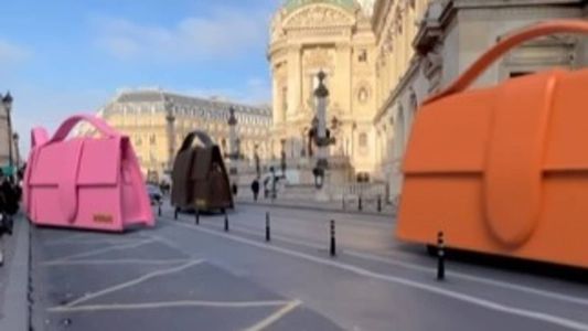 Bolsas gigantes passaram pelas ruas de Paris de forma virtual e atraiu holofotes do mundo