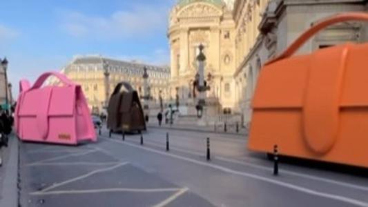 Bolsas gigantes passaram pelas ruas de Paris de forma virtual e atraiu holofotes do mundo