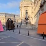 Bolsas gigantes tomam ruas de Paris em desfile épico; assista