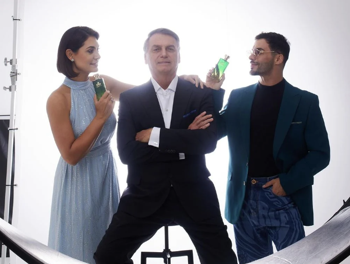 Perfume de Bolsonaro esgota em menos de 24h de pré-venda