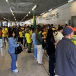 Bolsonaro em BH: apoiadores esperam ex-presidente em Confins e com bandeiras de 'Anistia Já'