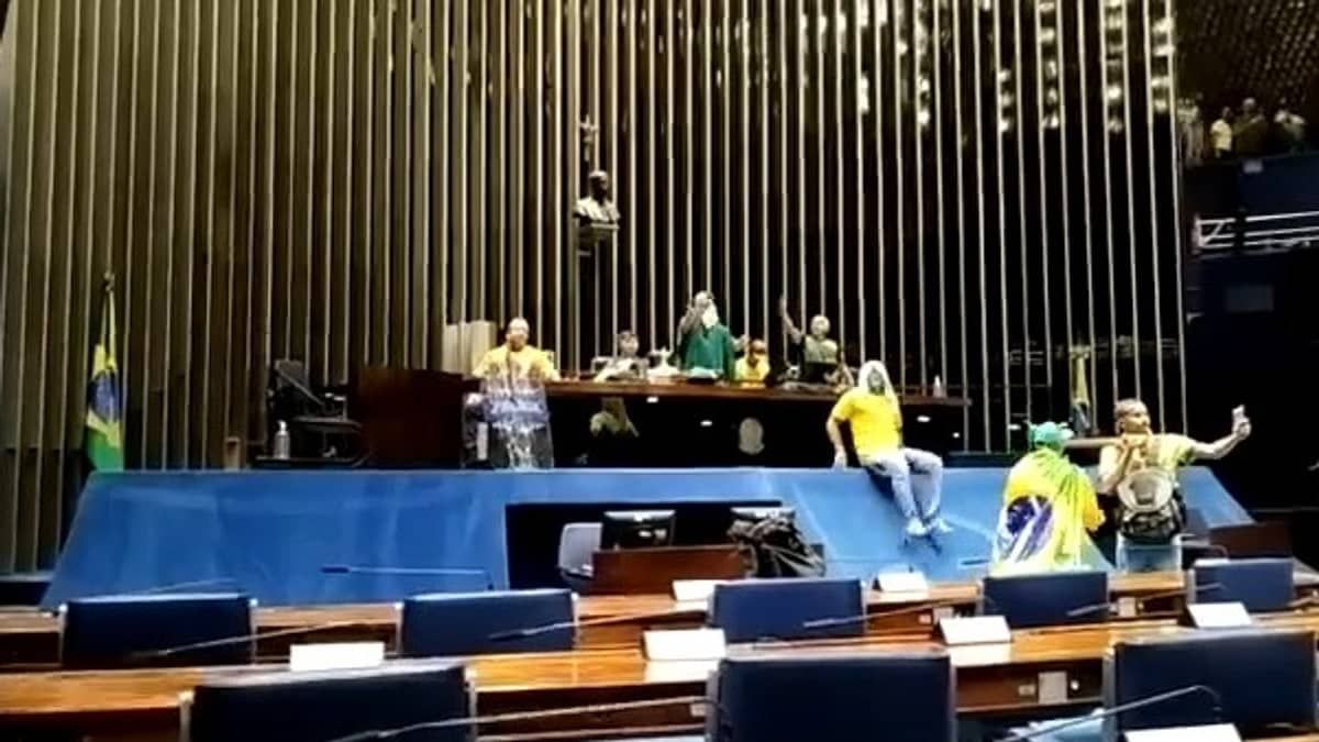 Gleisi chama governador do DF de 'irresponsável' após invasões em Brasília