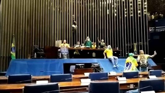 Bolsonaristas invadiram o plenário do Senado neste domingo (8)