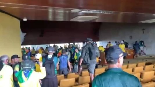 Bolsonaristas invadiram plenário do Supremo Tribunal Federal e reviraram os gabinetes dos ministros