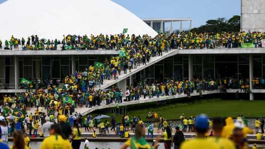 Bolsonaristas vestidos de verde e amarelo tomaram a Praça dos Três Poderes, invadiram e destruíram prédios