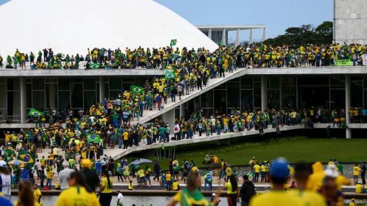 Bolsonaristas vestidos de verde e amarelo tomaram a Praça dos Três Poderes, invadiram e destruíram prédios