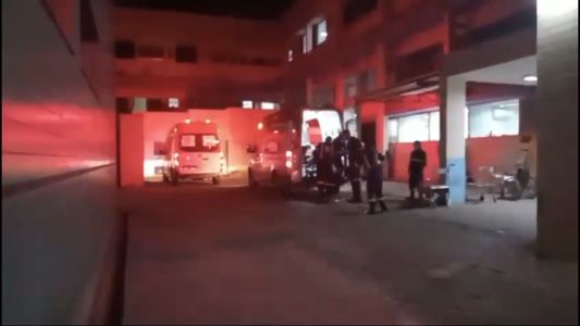 Foto mostra ambulância chegando em hospital em Governador Valadares (MG)