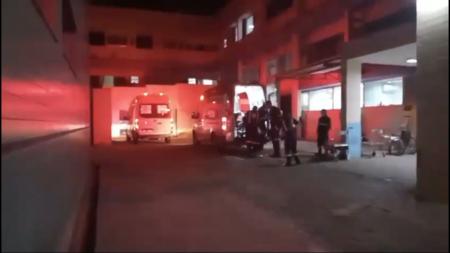 Foto mostra ambulância chegando em hospital em Governador Valadares (MG)