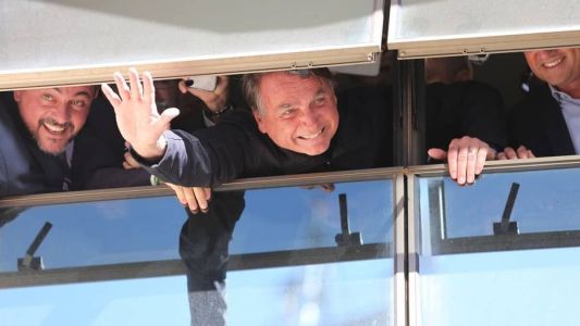 Bolsonaro (ao centro) voltou ao Brasil em março, após temporada nos EUA