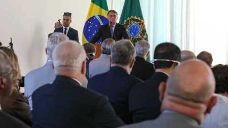 Bolsonaro atacou sistema eleitoral em reunião com embaixadores no Alvorada e que teve transmissão da TV Brasil
